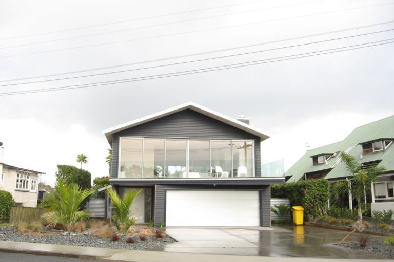 Photo of property in 26 Marine Parade, Mellons Bay, Auckland, 2014