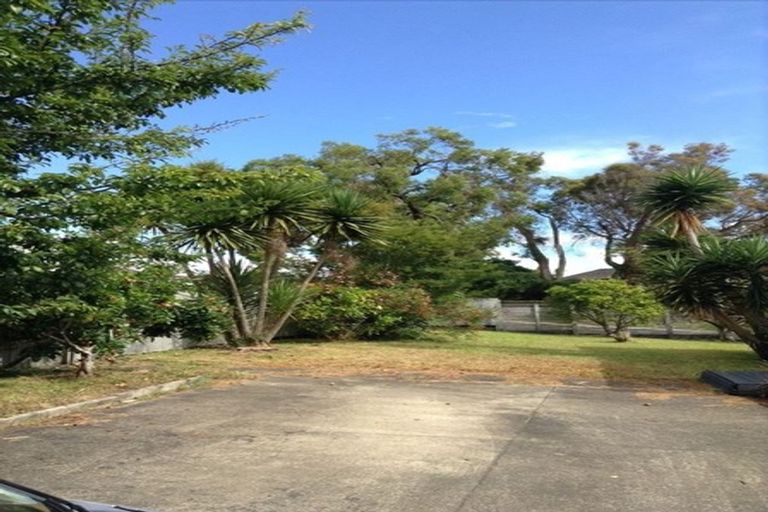 Photo of property in 1 Barnfield Place, Glendene, Auckland, 0602