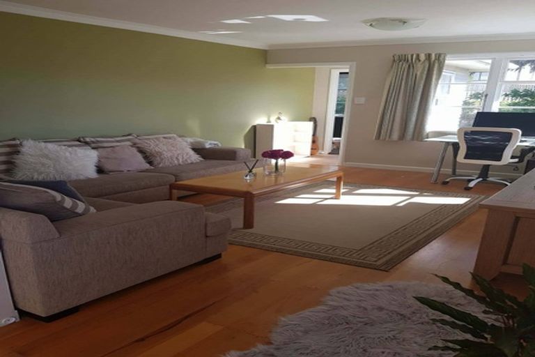 Photo of property in 15 Lyndfield Lane, Newlands, Wellington, 6037