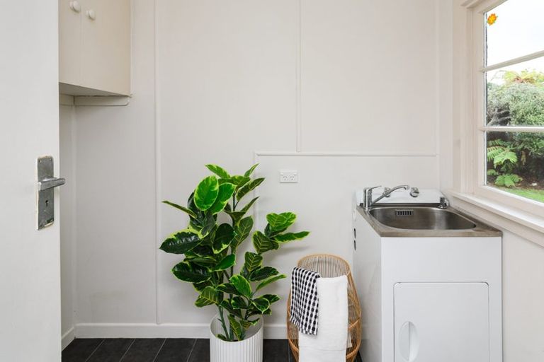 Photo of property in 32 Pahiatua Street, Hokowhitu, Palmerston North, 4410