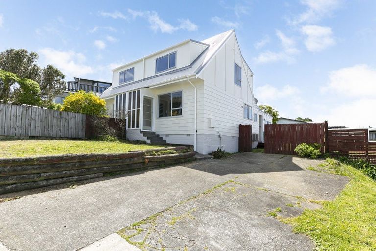 Photo of property in 5b Sunhaven Drive, Newlands, Wellington, 6037