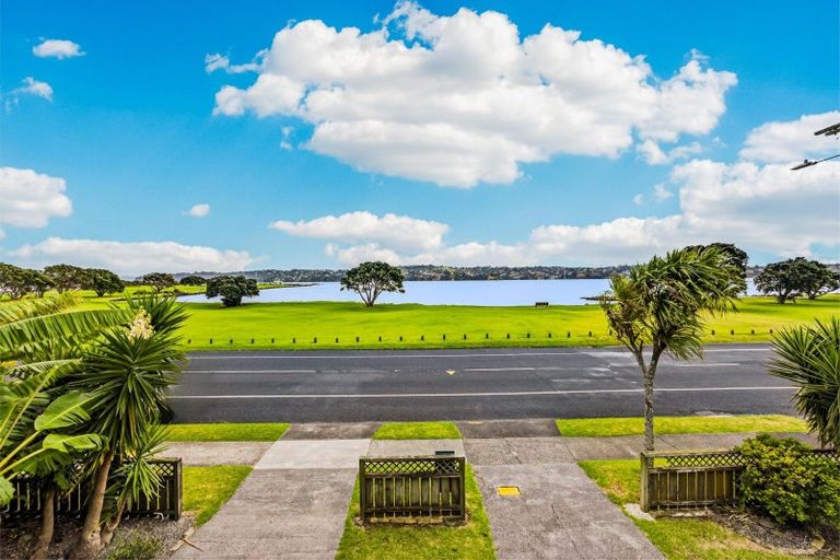 Photo of property in 70 Kiwi Esplanade, Mangere Bridge, Auckland, 2022
