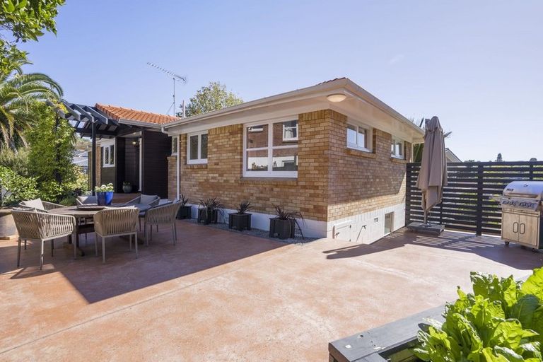 Photo of property in 6 Regal Place, Forrest Hill, Auckland, 0620