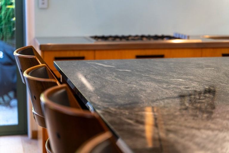 Photo of property in 77 Kent Street, Kingston, Athol, 9793