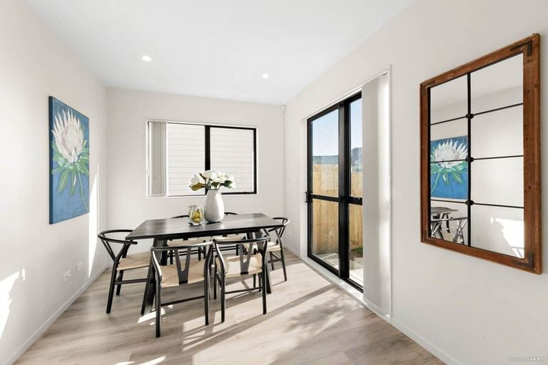 Photo of property in 2/60 Kelman Road, Kelston, Auckland, 0602