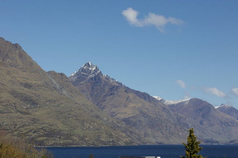 Photo of property in 5 Cedar Drive, Kelvin Heights, Queenstown, 9300