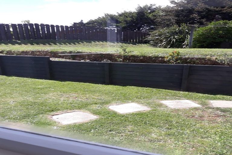 Photo of property in 2 Franklyn Road, Tawa, Wellington, 5028