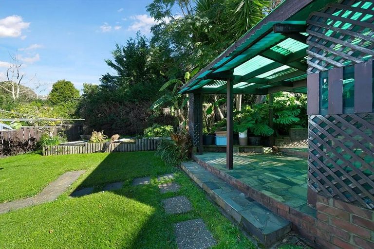 Photo of property in 28 Manhattan Heights, Glendene, Auckland, 0602