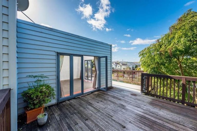 Photo of property in 20a Belleaire Court, West Harbour, Auckland, 0618