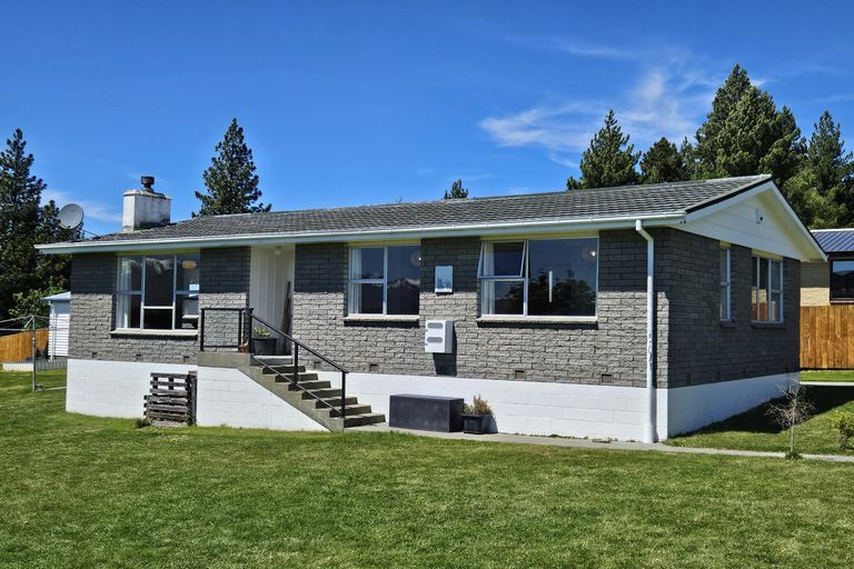 Photo of property in 32 Aorangi Crescent, Lake Tekapo, 7999