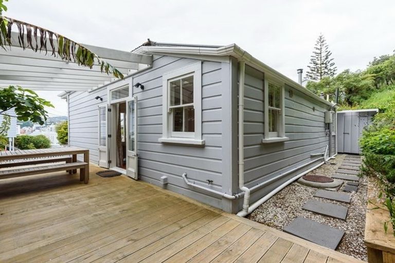 Photo of property in 12 Rixon Grove, Mount Victoria, Wellington, 6011