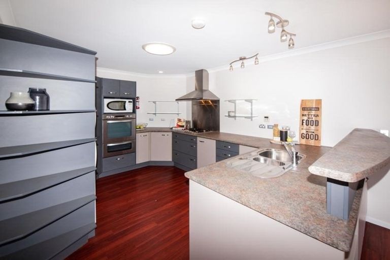 Photo of property in 212 Westchester Drive, Churton Park, Wellington, 6037