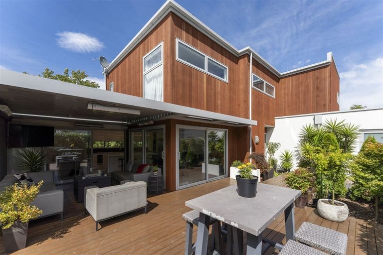 Photo of property in 2 Jacksons Road, Merivale, Christchurch, 8014