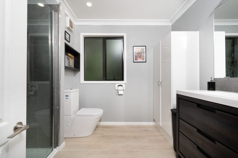 Photo of property in 36 Turanga Road, Henderson Valley, Auckland, 0612