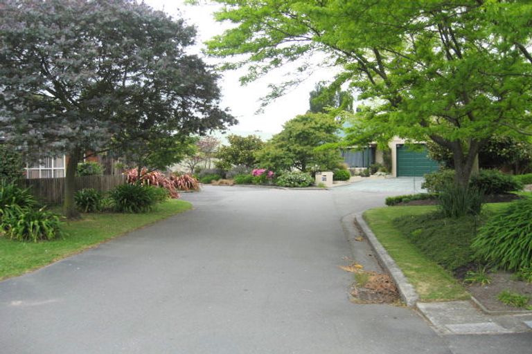 Photo of property in 15 Thornwood Place, Redwood, Christchurch, 8051