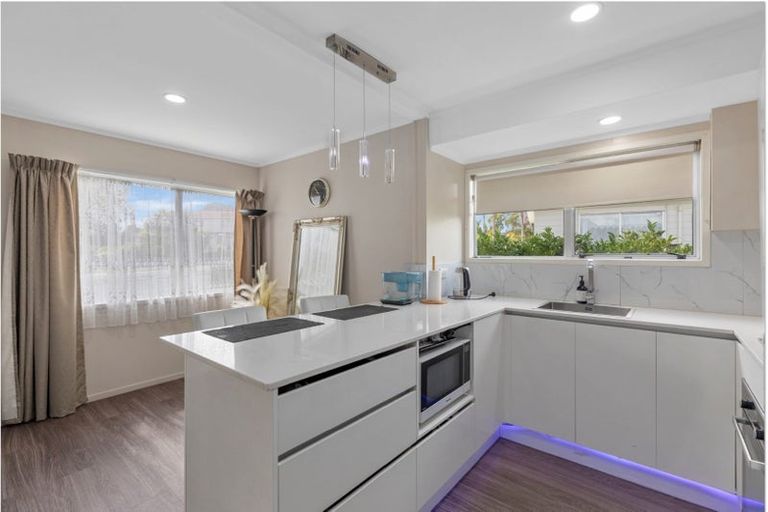 Photo of property in 303 Roscommon Road, Clendon Park, Auckland, 2103