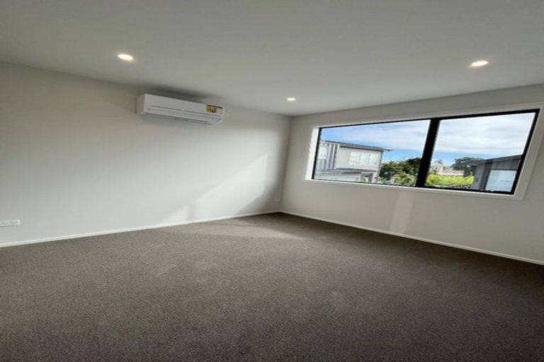 Photo of property in 43 Knights Road, Rothesay Bay, Auckland, 0630