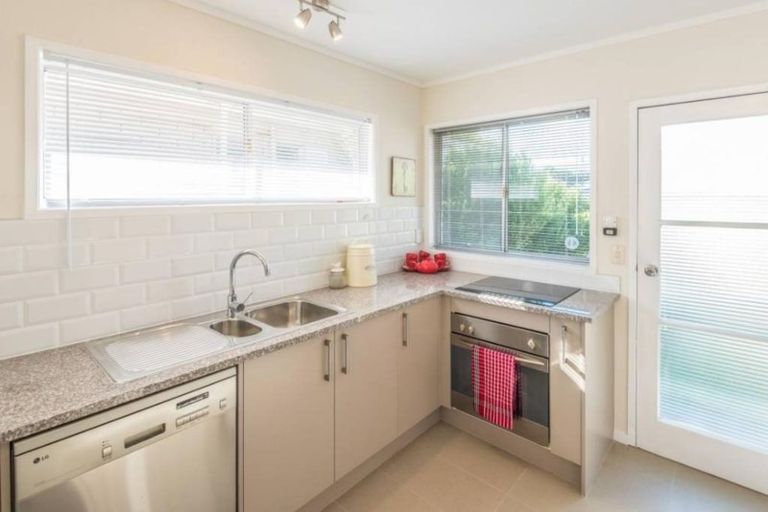 Photo of property in 2/27 Parkhill Road, Mellons Bay, Auckland, 2014