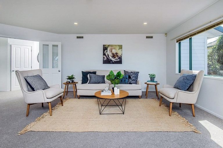 Photo of property in 44 Dress Circle, Newlands, Wellington, 6037