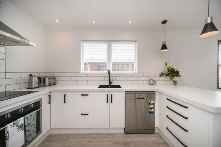 Photo of property in 10 Wairau Place, Kelvin Grove, Palmerston North, 4414