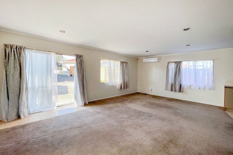 Photo of property in 93 Farquhar Road, Glendene, Auckland, 0602