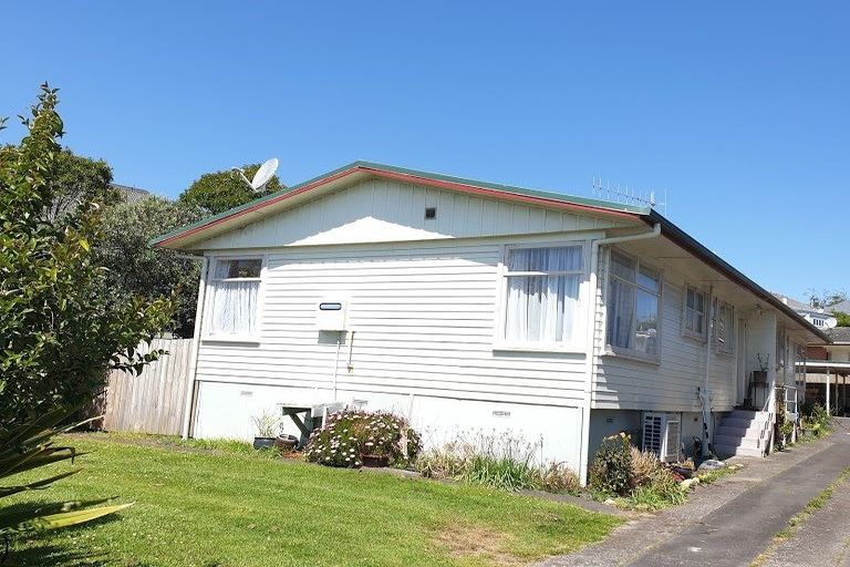 Photo of property in 71a Commercial Road, Helensville, 0800