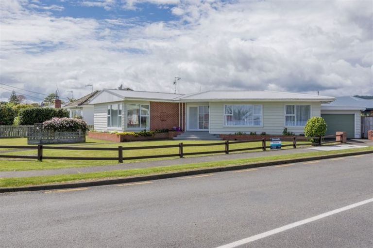 Photo of property in 98 Bartholomew Road, Levin, 5510