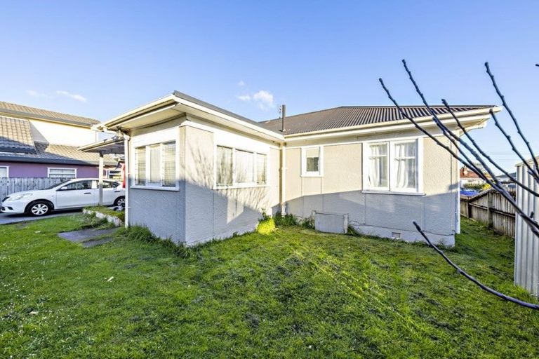 Photo of property in 16 Freyberg Avenue, Papatoetoe, Auckland, 2104