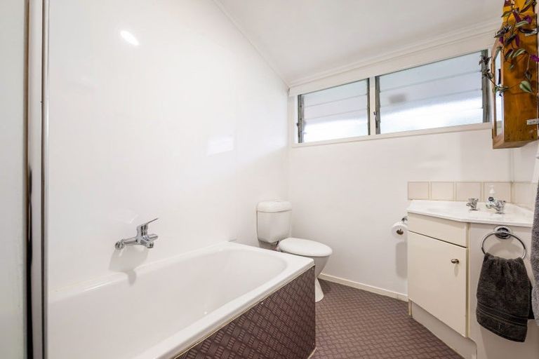 Photo of property in 3/50 Old Lake Road, Narrow Neck, Auckland, 0624