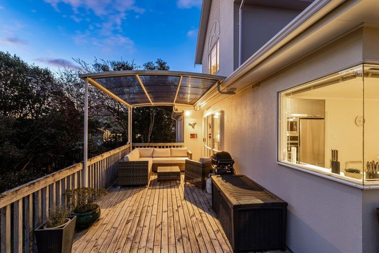 Photo of property in 21 Saunders Close, Whitby, Porirua, 5024