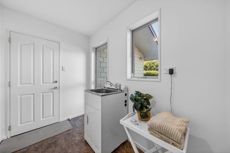 Photo of property in 31 Willowview Drive, Redwood, Christchurch, 8051