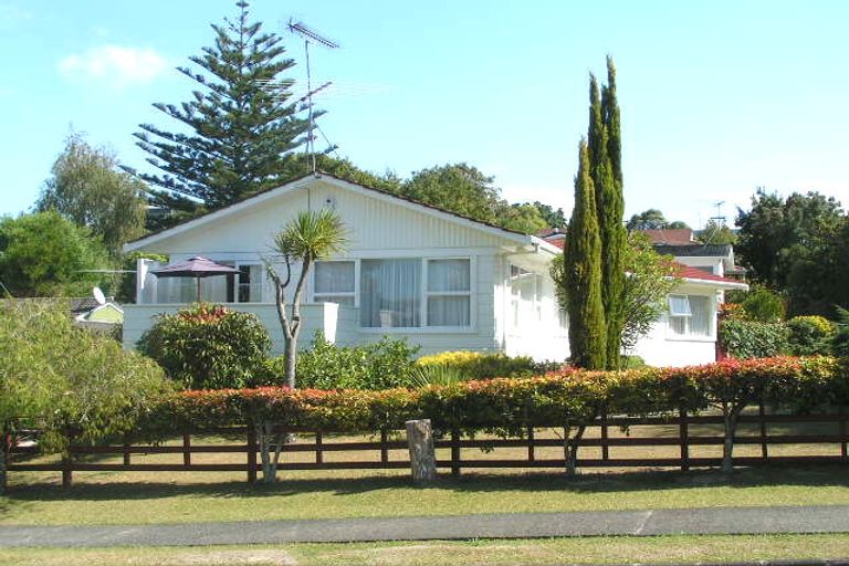 Photo of property in 1/49 Knightsbridge Drive, Forrest Hill, Auckland, 0620