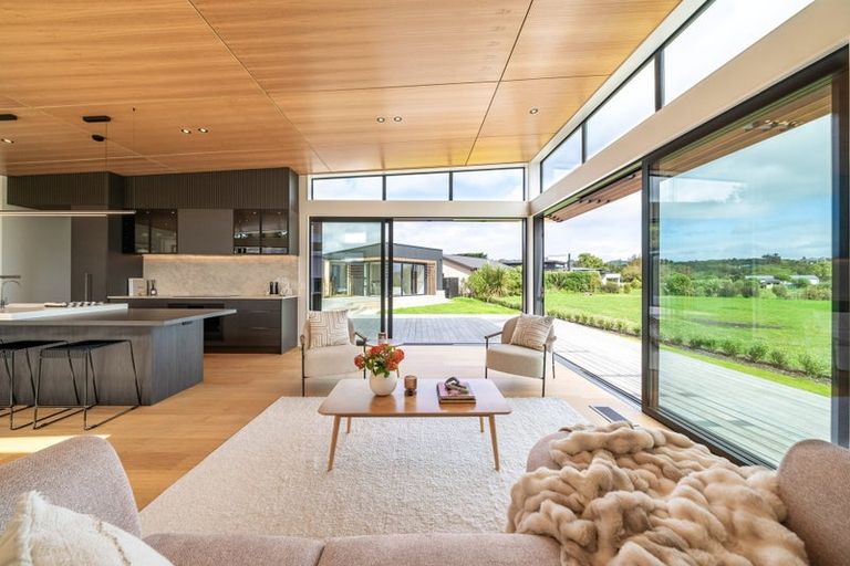 Photo of property in 43 Paekakariki Hill Road, Pauatahanui, Porirua, 5381