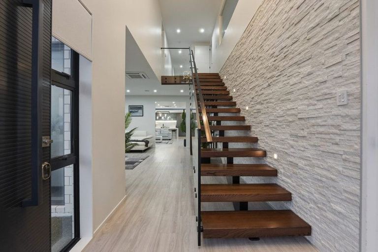 Photo of property in 7d Babich Road, Henderson Valley, Auckland, 0614