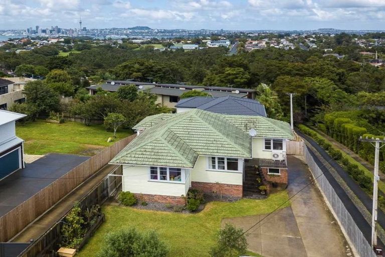 Photo of property in 73 Pupuke Road, Northcote, Auckland, 0627