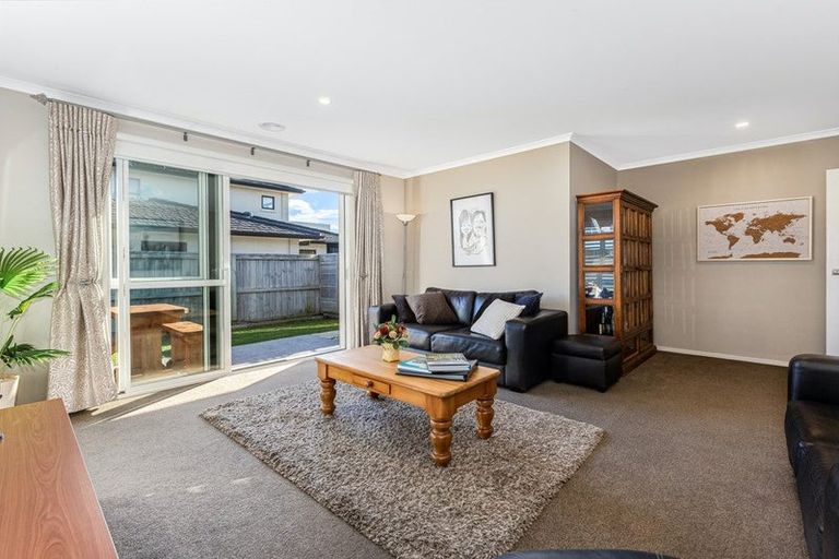 Photo of property in 86 Queen Charlotte Drive, Aotea, Porirua, 5024