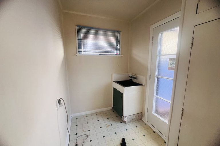 Photo of property in 1b Barron Drive, Green Bay, Auckland, 0604