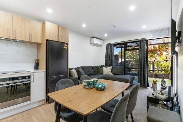 Photo of property in 2/4 Harry Ward Place, Henderson, Auckland, 0610