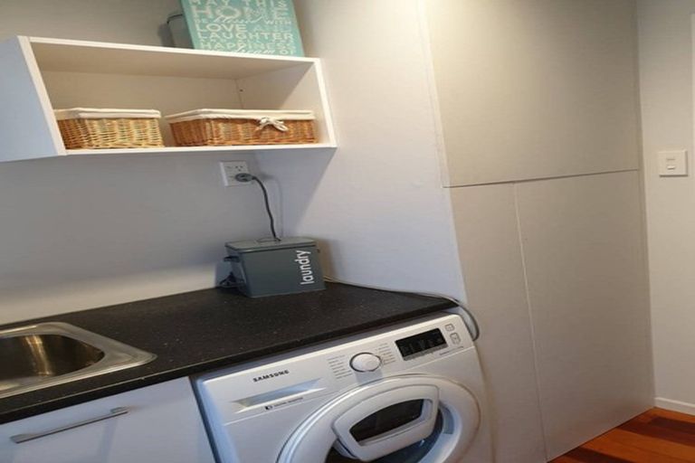 Photo of property in 33 Vodanovich Road, Te Atatu South, Auckland, 0610