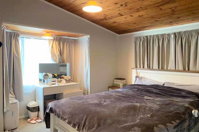 Photo of property in 2 Bradbury Road, Botany Downs, Auckland, 2010