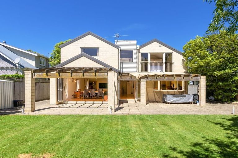 Photo of property in 40 Saint Andrews Square, Strowan, Christchurch, 8052