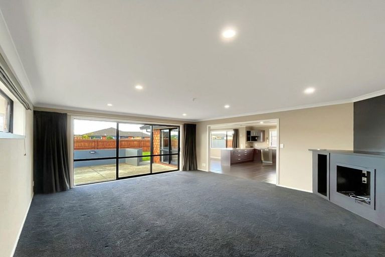 Photo of property in 14 Chestnut Close, Kelvin Grove, Palmerston North, 4414