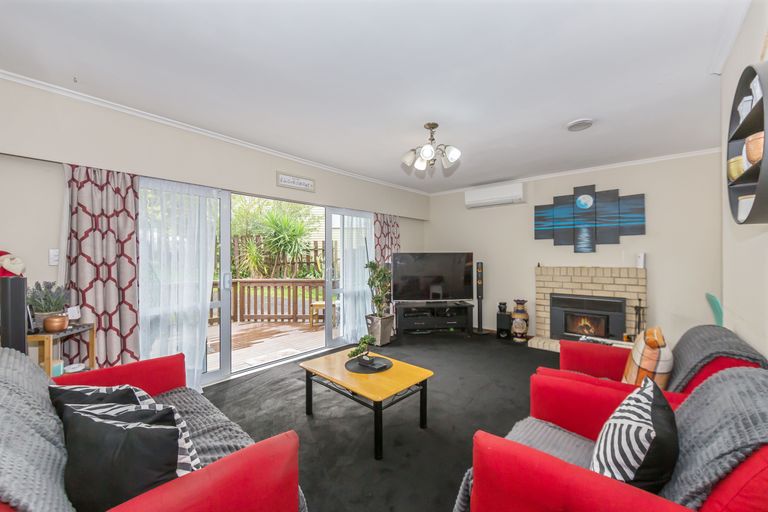 Photo of property in 1/23 Merton Avenue, Glenfield, Auckland, 0627