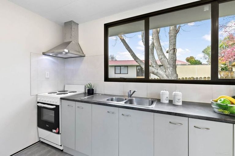 Photo of property in 2/26 Nearco Street, Randwick Park, Auckland, 2105