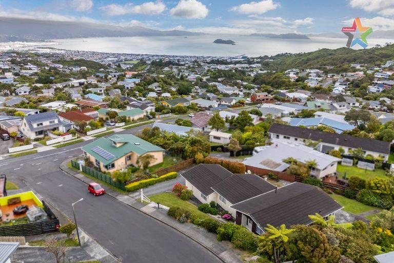 Photo of property in 2 Honeysuckle Grove, Maungaraki, Lower Hutt, 5010