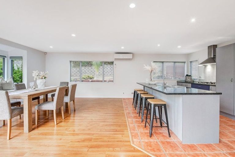 Photo of property in 9 Springwater Vale, Unsworth Heights, Auckland, 0632