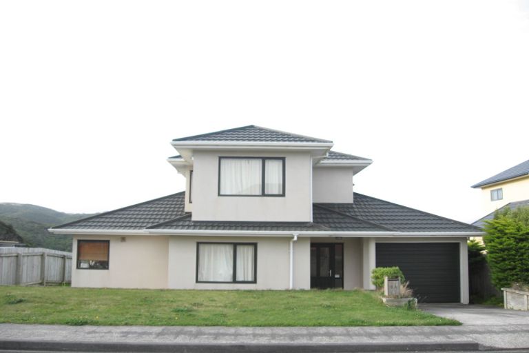 Photo of property in 1a Bennett Grove, Newlands, Wellington, 6037