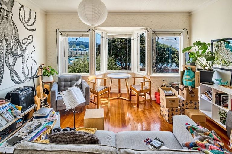 Photo of property in 122 Oriental Parade, Oriental Bay, Wellington, 6011