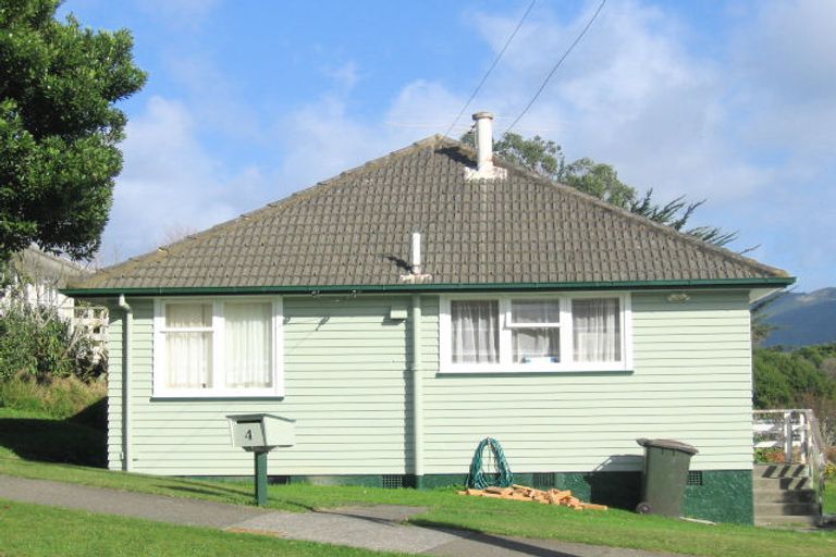 Photo of property in 4 Dorset Grove, Cannons Creek, Porirua, 5024