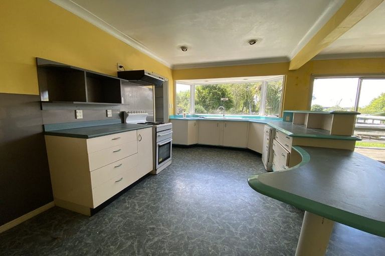 Photo of property in 42 Divich Avenue, Te Atatu South, Auckland, 0610